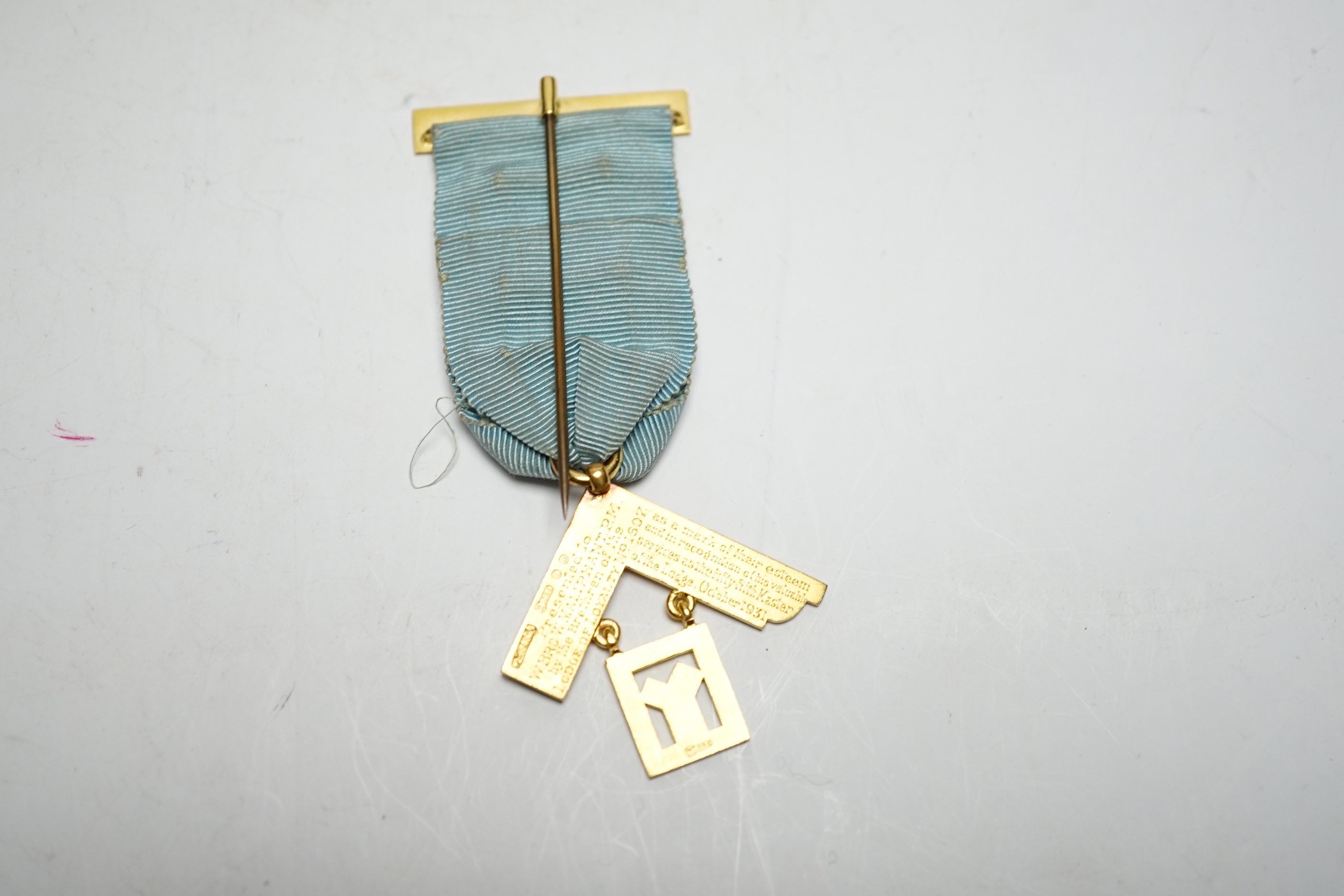A cased 1930's part 15ct gold and enamelled Masonic jewel, 87mm, gross weight 29.1 grams.